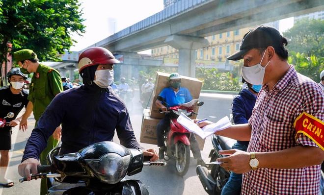 Chiều 16/9, Công an TP. Hà Nội đã chỉ đạo các đơn vị tháo dỡ 39 chốt kiểm soát tại các tuyến đường ra, vào &quot;vùng đỏ&quot; (Ảnh minh họa).
