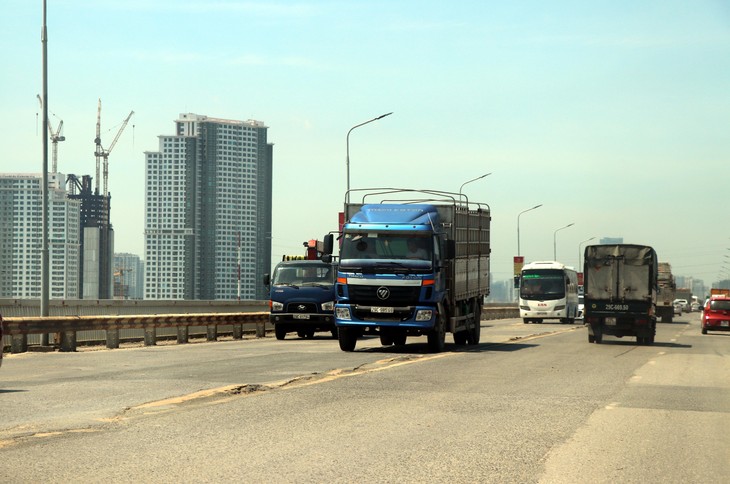 Cầu
Thăng Long bắc qua sông Hồng, nằm trên đường vành đai III của thành phố Hà Nội,
là một trong những tuyến đường giao thông huyết mạch nối Thủ đô Hà Nội với sân
bay quốc tế Nội Bài và các tỉnh phía Bắc với lưu lượng giao thông lớn