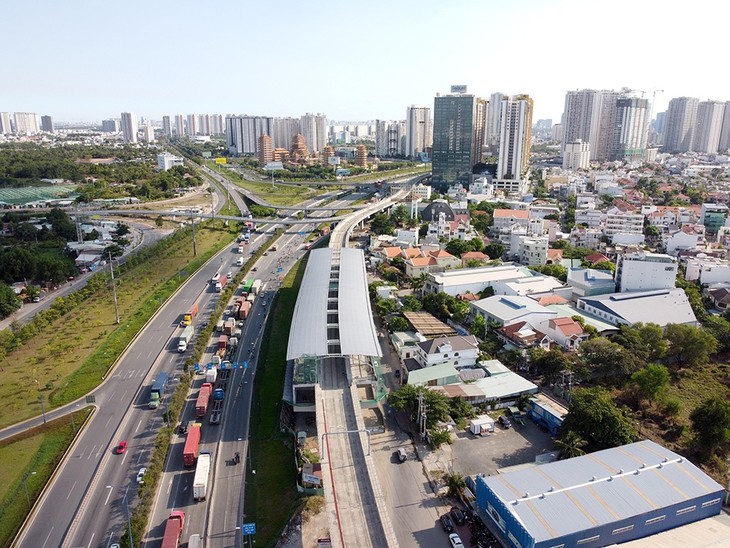 Hàng loạt dự án nhà cao tầng được xây dựng “ăn theo” tuyến metro số 1 và Xa lộ Hà Nội với giá trung bình trên 40 triệu đồng/m2