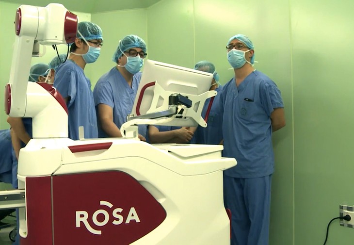 Robot Rosa phẫu thuật thần kinh trong một lần được sử dụng năm 2017. Ảnh: Bệnh viện Bạch Mai