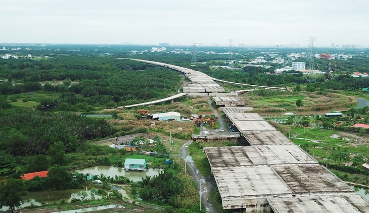 3 gói thầu xây lắp của Dự án Đầu tư xây dựng công trình đường cao tốc Mỹ Thuận - Cần Thơ, giai đoạn 1 có tổng giá gói thầu là 2.957 tỷ đồng. Ảnh: Song Lê