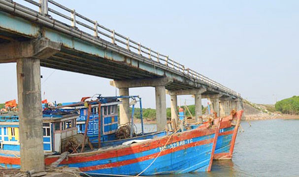Gói thầu số 02 Xây dựng cầu Diễn Kim, huyện Diễn Châu (Nghệ An) có giá dự toán hơn 85 tỷ đồng, khi hoàn thành sẽ thay thế cầu Diễn Kim cũ đã xuống cấp. Ảnh: N.Khoa