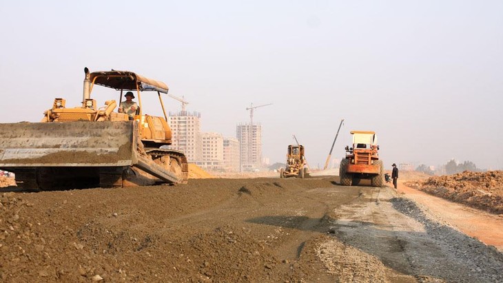 Từ tháng 3/2019 đến tháng 8/2020, 53 gói thầu với tổng giá trị hơn 200 triệu USD trong các dự án sử dụng vốn của ADB đã thực hiện đấu thầu qua mạng. Ảnh: Lê Tiên