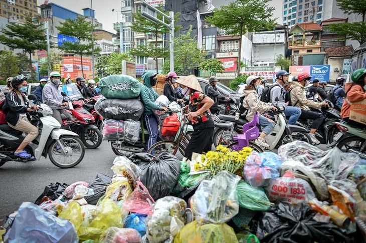 Nhà thầu Minh Quân để rác thải chất thành đống nhiều ngày ở các bãi tập kết, gây bức xúc dư luận