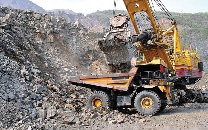 Hoạt động bốc xúc, vận chuyển đất đá trong khai trường mỏ Công ty than Cọc Sáu. Ảnh Internet