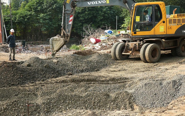 Theo Nghị định 100/2018/NĐ-CP, nhân sự chỉ huy trưởng công trình chỉ cần đáp ứng một trong hai điều kiện: có chứng chỉ hành nghề giám sát thi công xây dựng hoặc đã làm chỉ huy trưởng công trình. Ảnh: Lê Tiên
