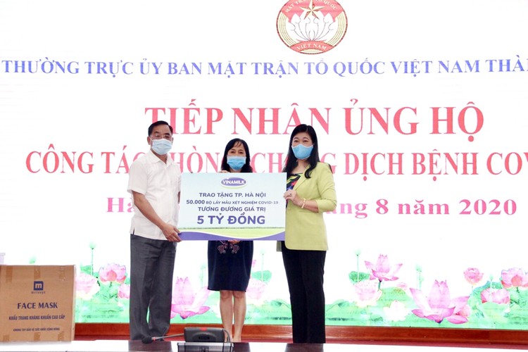 Vinamilk ủng hộ 8 tỷ đồng hỗ trợ cho Hà Nội và 3 tỉnh miền Trung chống dịch COVID-19 ảnh 1