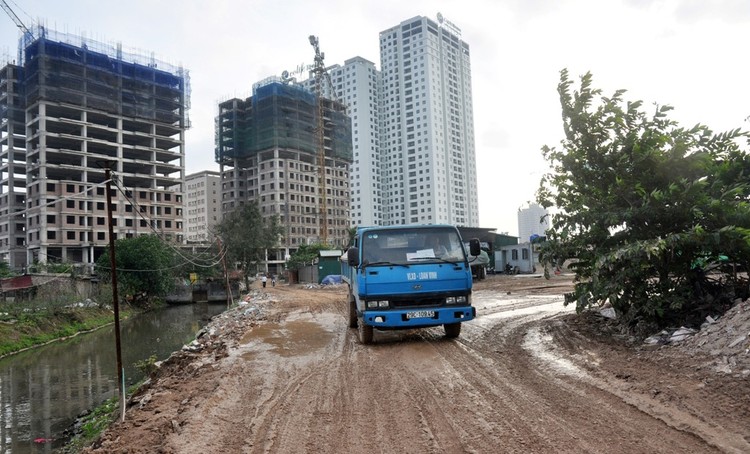 Mưa kéo dài trong những ngày qua khiến cho lối vào các chung cư trở nên lầy nhếc nhác, bẩn thỉu. 