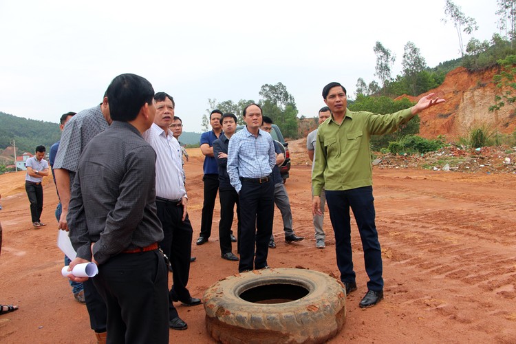 Ông Vũ Văn Diện kiểm tra hệ thống thoát nước khu 2, thị trấn Trới, huyện Hoành Bồ. Ảnh: Báo Quảng Ninh