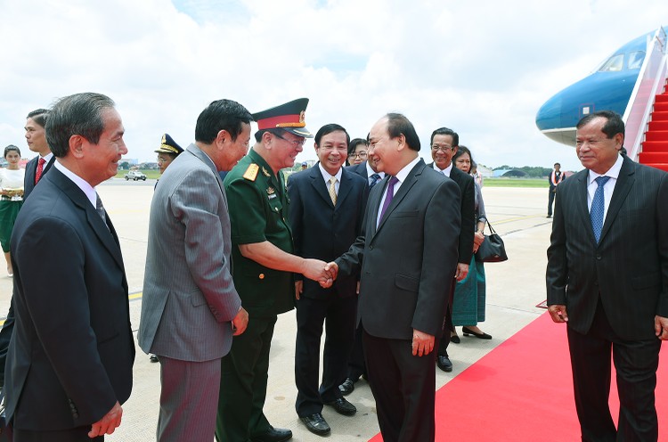 Đại diện Chính phủ Hoàng gia Campuchia và cán bộ Đại sứ quán Việt Nam tại Campuchia đón Thủ tướng Nguyễn Xuân Phúc. Ảnh: VGP