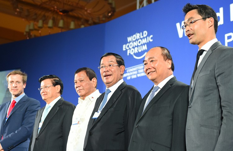 Thủ tướng nước chủ nhà WEF-ASEAN Campuchia Hun Sen, Thủ tướng Nguyễn Xuân Phúc và đại biểu dự Diễn đàn. Ảnh: VGP