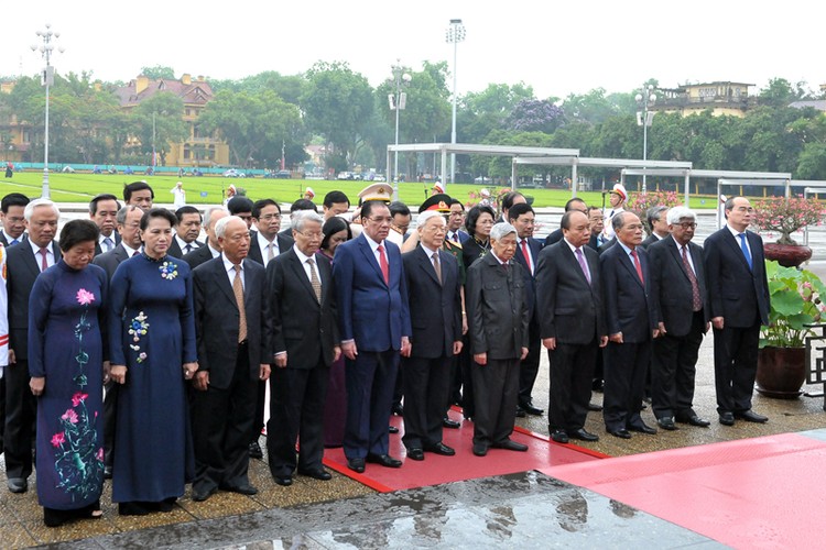 Đoàn đại biểu Ban Chấp hành Trung ương Đảng, Chủ tịch nước, Quốc hội, Chính phủ, Ủy ban Trung ương MTTQ Việt Nam đã vào Lăng viếng Chủ tịch Hồ Chí Minh và dâng hương tưởng niệm các Anh hùng liệt sĩ. Ảnh: VGP