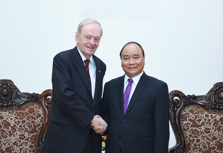 Thủ tướng Nguyễn Xuân Phúc tiếp cựu Thủ tướng Canada Jean Chretien. Ảnh: VGP