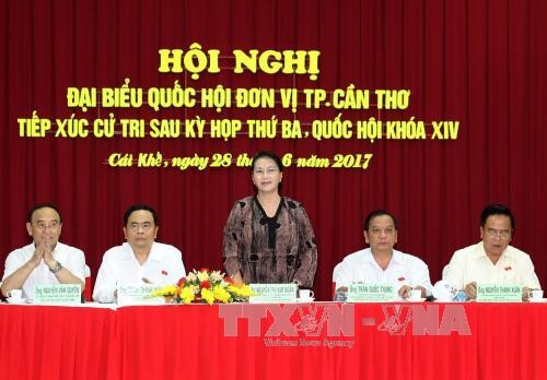 Chủ tịch Quốc hội Nguyễn Thị Kim Ngân và các ĐBQH thuộc đơn vị TP. Cần Thơ tiếp xúc cử tri một số xã, phường của huyện Vĩnh Thạnh và quận Ninh Kiều. Ảnh: TTXVN