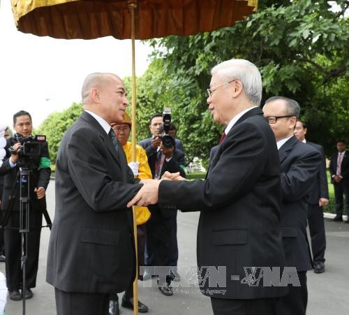 Lễ đón Tổng Bí thư Nguyễn Phú Trọng diễn ra trọng thể, thắm đượm tình cảm  quan hệ láng giềng tốt đẹp, hữu nghị truyền thống, hợp tác toàn diện Việt Nam-Campuchia. Ảnh: TTXVN