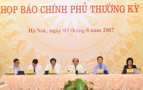 Bộ trưởng, Chủ nhiệm Văn phòng Chính phủ, Người phát ngôn của Chính phủ Mai Tiến Dũng chủ trì họp báo. Ảnh: VGP/Quang Hiếu