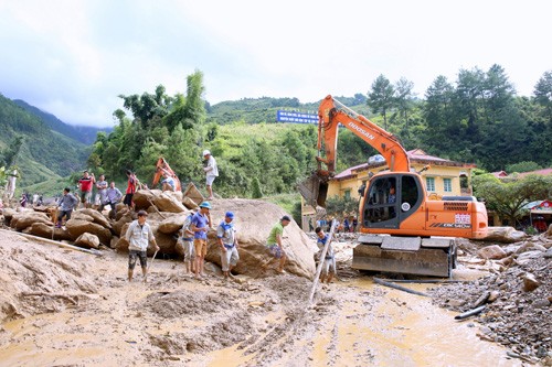 Lực lượng chức năng tập trung tìm kiếm người mất tích, khắc phục hậu quả trận lũ. Ảnh: VGP