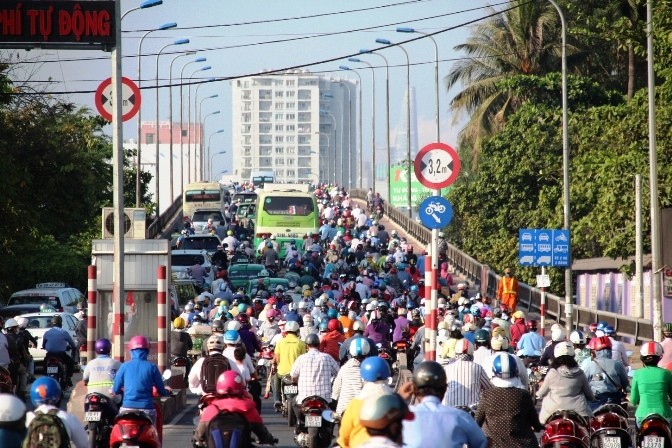 Hệ thống giao thông của TPHCM đang bị quá tải vì lượng phương tiện quá lớn - Ảnh: VGP