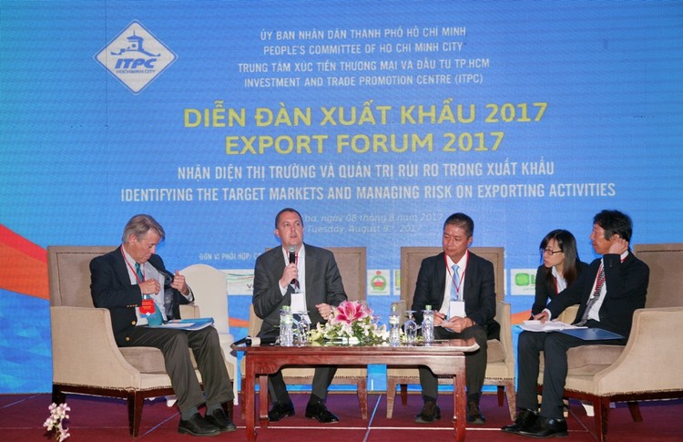 Các chuyên gia trao đổi giải pháp thúc đẩy XK tại Diễn đàn XK 2017. Ảnh: VGP