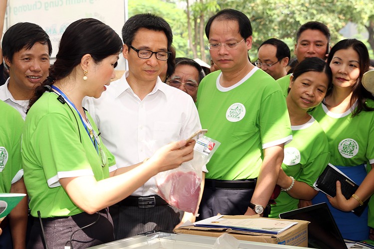 Các thực phẩm, nông sản trong chương trình "Bữa ăn an toàn" đều có có gắn mã truy xuất nguồn gốc. Ảnh: VGP