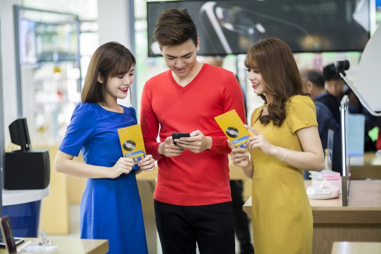 Trên tay thẻ di dộng, dùng ngay MobiFone Next nạp tiền siêu tiện lợi