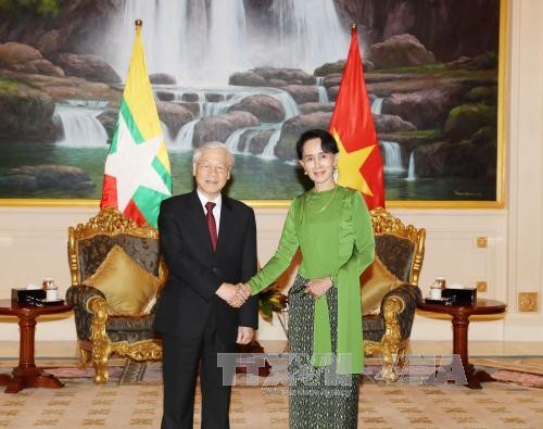 Tổng Bí thư Nguyễn Phú Trọng gặp Cố vấn Nhà nước Myanmar, bà Aung San Suu Kyi. Ảnh: TTXVN