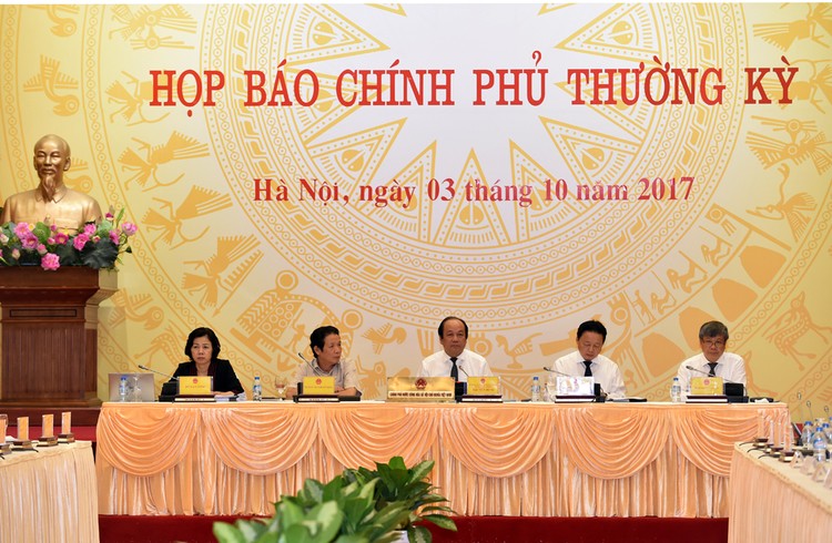 Lãnh đạo các bộ, ngành chủ trì buổi họp báo. Ảnh: VGP