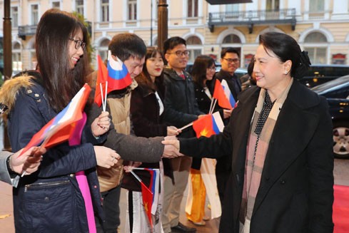 
Các cán bộ, nhân viên Đại sứ quán và đại diện cộng đồng Việt Nam tại Saint Petersburg chào đón Chủ tịch Quốc hội Nguyễn Thị Kim Ngân và Đoàn đại biểu cấp cao Quốc hội Việt Nam. Ảnh: Đại biểu nhân dân