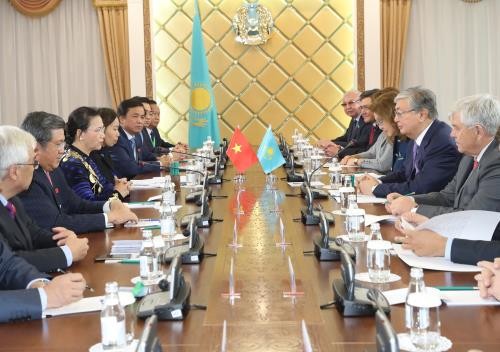 Chủ tịch Quốc hội Nguyễn Thị Kim Ngân hội kiến với Chủ tịch Thượng viện CH Kazakhstan Kassym Zhomart Tokayev. Ảnh: TTXVN