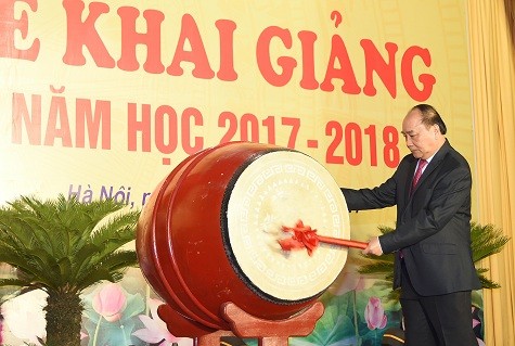 Thủ tướng đánh trống khai giảng năm học mới tại Học viện Hành chính Quốc gia. Ảnh: VGP