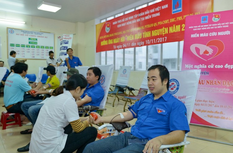 Đoàn viên thanh niên BSR tích cực tham gia hiến máu tình nguyện.