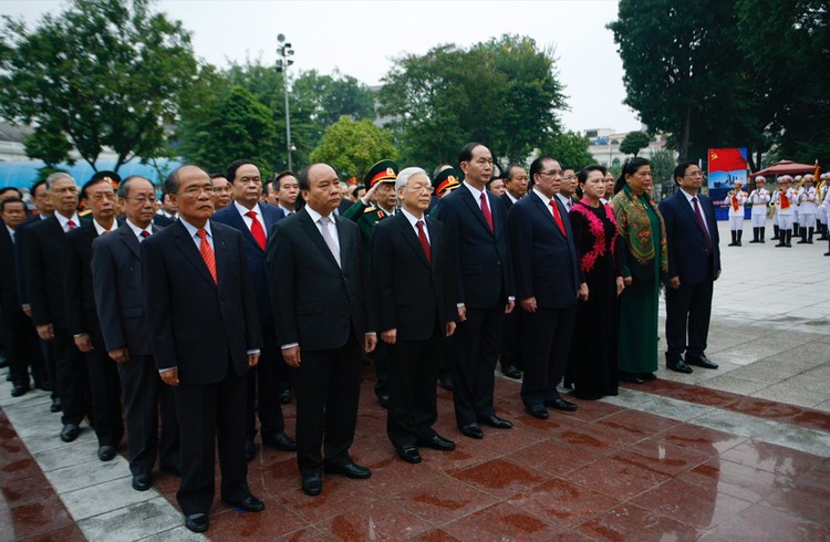 Đoàn đại biểu dâng hoa tưởng niệm tại Tượng đài V.I. LeNin nhân kỷ niệm 100 năm Cách mạng Tháng Mười Nga (7/11/1917-7/11/2017). Ảnh: VGP