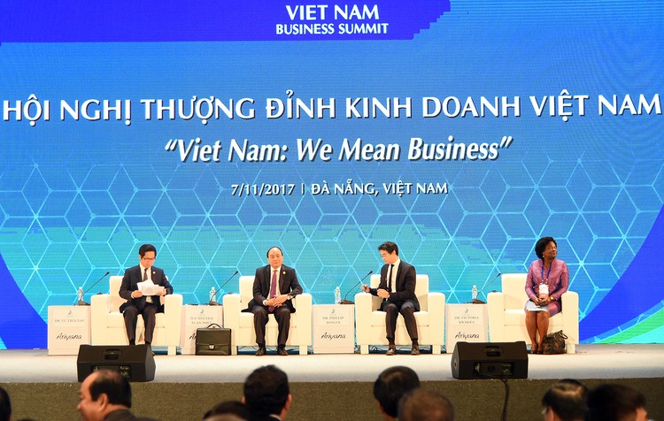 Thủ tướng Chính phủ Nguyễn Xuân Phúc phát biểu khai mạc Hội nghị Thượng đỉnh Kinh doanh Việt Nam - VBS 2017. Ảnh: VGP