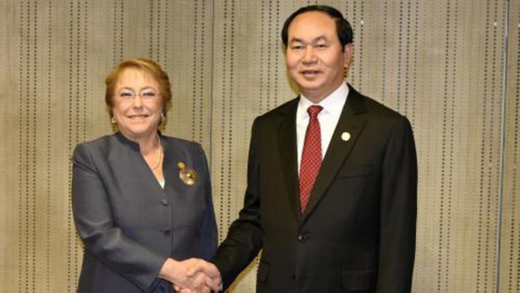 Chủ tịch nước Trần Đại Quang và Tổng thống Chile Michelle Bachelet bên lề Hội nghị cấp cao APEC tại Lima, Peru năm 2016. Ảnh: TTXVN