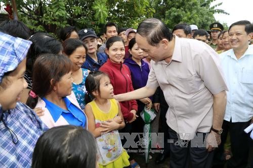 Chủ tịch nước Trần Đại Quang thăm hỏi, tặng quà và động viên bà con nhân dân tại xã Hòa Khương, huyện Hòa Vang. Ảnh: TTXVN