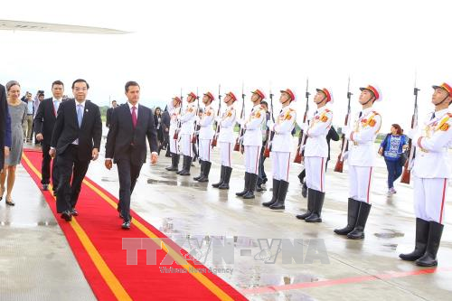 Nhận lời mời của Chủ tịch nước Trần Đại Quang, Đoàn lãnh đạo Cấp cao nền kinh tế Mexico do Tổng thống Enrique Peña Nieto dẫn đầu tham dự Tuần lễ Cấp cao APEC 2017. Bộ trưởng Bộ Khoa học và Công nghệ Chu Ngọc Anh đón đoàn tại Sân bay Quốc tế Đà Nẵng sáng 9