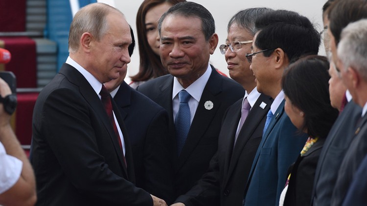 Tổng thống Putin được Bí thư Thành ủy Đà Nẵng Trương Quang Nghĩa, Bộ trưởng Giáo dục & Đào Tạo Phùng Xuân Nhạ và Phó chủ tịch TP Đà Nẵng Nguyễn Ngọc Tuấn đón.