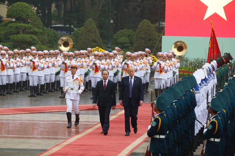 Chủ tịch nước Trần Đại Quang và Tổng thống Hoa Kỳ Donald Trump duyệt đội danh dự. Ảnh: VGP