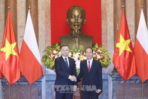 Chủ tịch nước Trần Đại Quang và Tổng thống Cộng hoà Ba Lan Andrzej Duda tại lễ đón. Ảnh: TTXVN