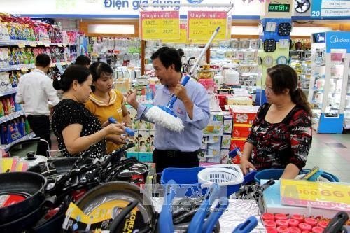 Người tiêu dùng mua sắm hàng hóa tại hệ thống siêu thị Co.op mart TP.Hồ Chí Minh. Ảnh: TTXVN