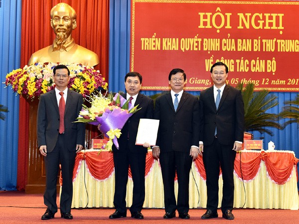 Phó ban Tổ chức Trung ương Hà Ban và Bí thư Tỉnh uỷ Hà Giang Triệu Tài Vinh; Bí Thư thứ Nhất Trung ương Đoàn TNCS Hồ Chí Minh trao Quyết định  và chúc mừng đồng chí Nguyễn Mạnh Dũng.