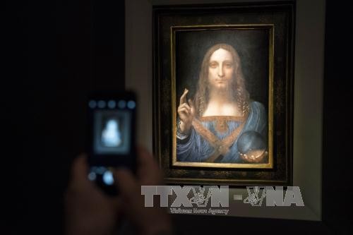 Kiệt tác "Salvator Mundi" của danh họa Leonardo da Vinci được trưng bày tại buổi đấu giá ở New York, Mỹ ngày 15/11. Ảnh: Getty Images/TTXVN
