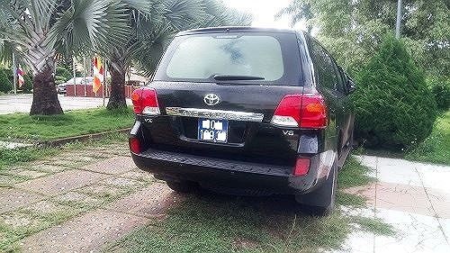 Một chiếc xe công Toyota Land Cruiser Prado VX đậu trước Trung tâm hội nghị tỉnh Đắk Nông: (ảnh minh họa)