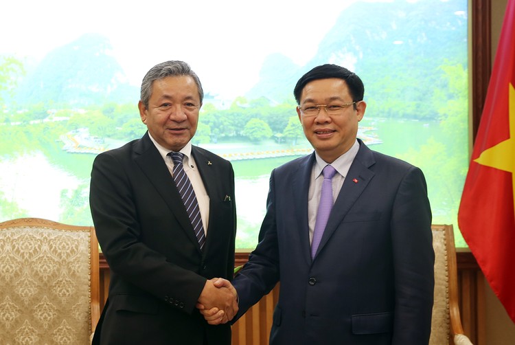 Phó Thủ tướng Vương Đình Huệ và Phó Chủ tịch Tập đoàn Misubishi Motors Kozo Shiraji - Ảnh: VGP