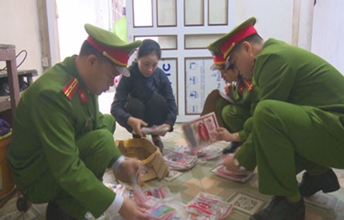 Cảnh sát thu nhiều bao bì nhãn hiệu mì chính nổi tiếng. Ảnh: C.A