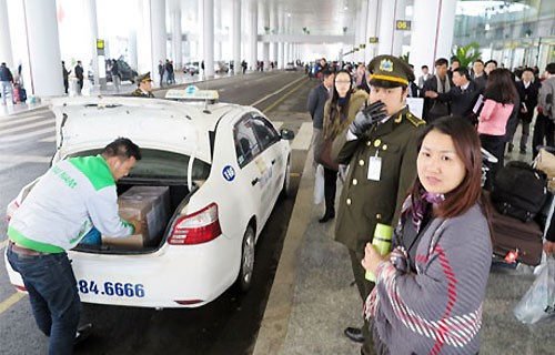 Đơn vị quản lý cảng hàng không đồng ý dừng thu phí phương tiện đưa đón sân bay nếu cơ quan có thẩm quyền quyết định. Ảnh minh họa