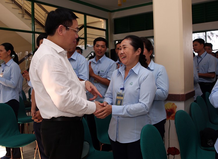 Phó Thủ tướng thăm hỏi người lao động tại Khu công nghiệp Nam Sông Hậu, tỉnh Hậu Giang. Ảnh: VGP