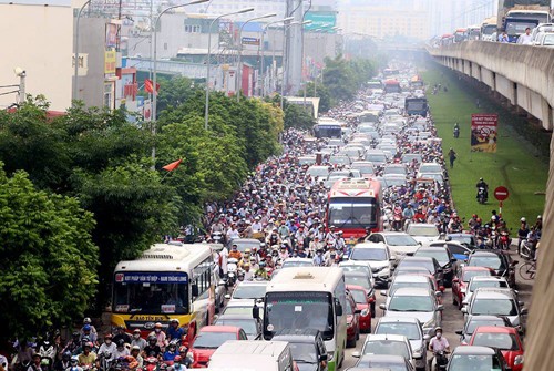 Đường vầnh đai 3 thường xuyên bị ùn tắc, một số phương tiện đi trên dải phân cách giữa.