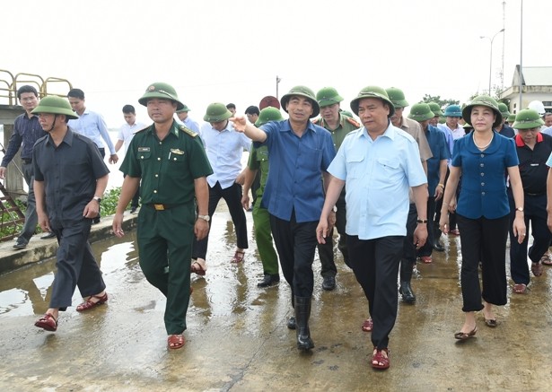 Thủ tướng Nguyễn Xuân Phúc thị sát Đập tràn Lạc Khoái, xã Gia Lạc, huyện Gia Viễn, Ninh Bình chỉ đạo ứng phó với ngập lụt, bảo vệ an toàn đê điều (tháng 10/2017). Ảnh VGP