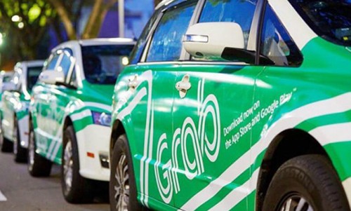 Xe taxi gắn biển Grab hoạt động tại Việt Nam.